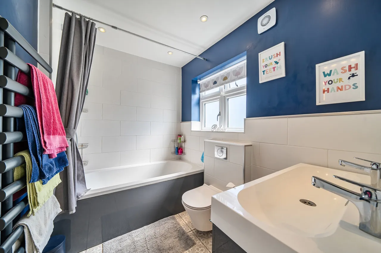 Hoylake Crescent, Ickenham, UB10, photo 9