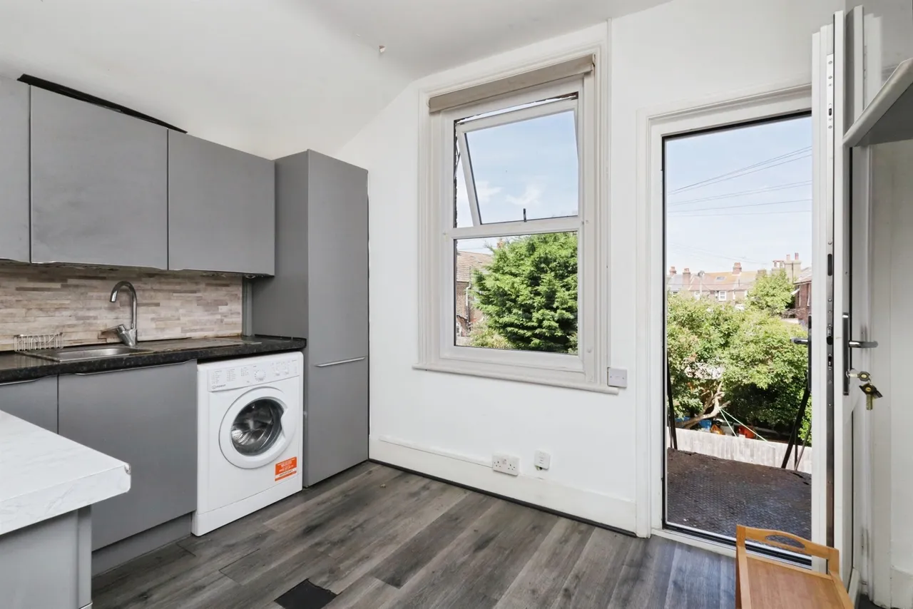 Belmore Road, Eastbourne, photo 5