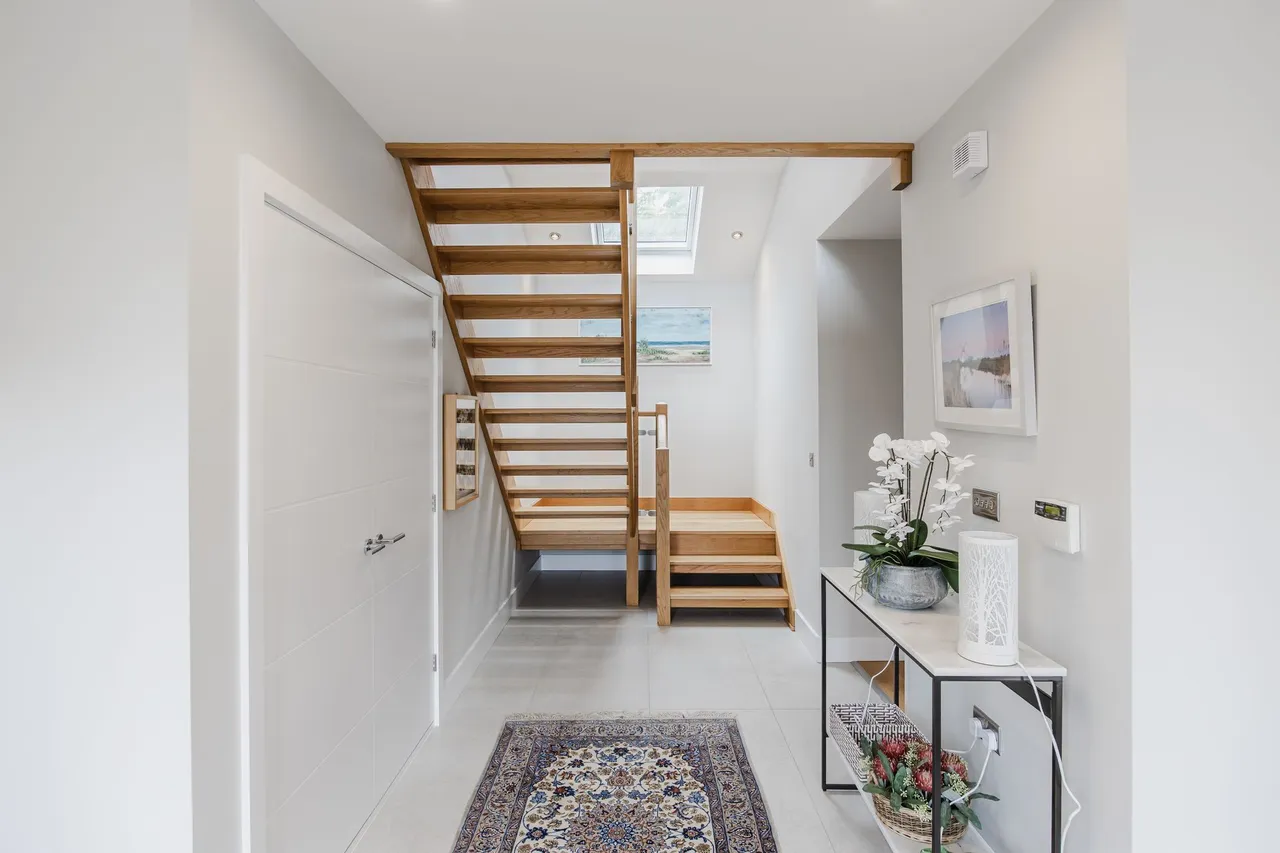 Contemporary Detached Home in Holt, photo 4