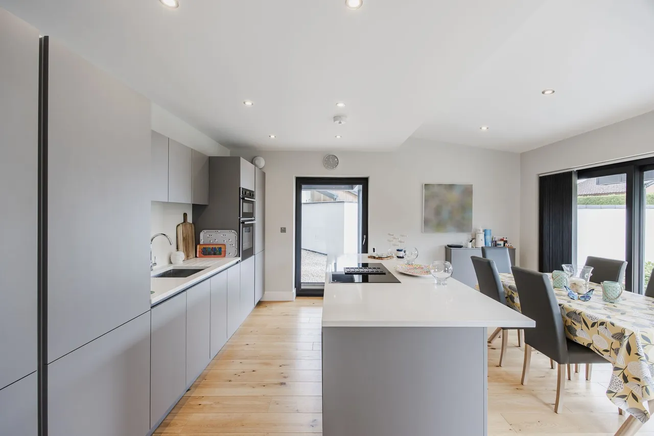 Contemporary Detached Home in Holt, photo 3