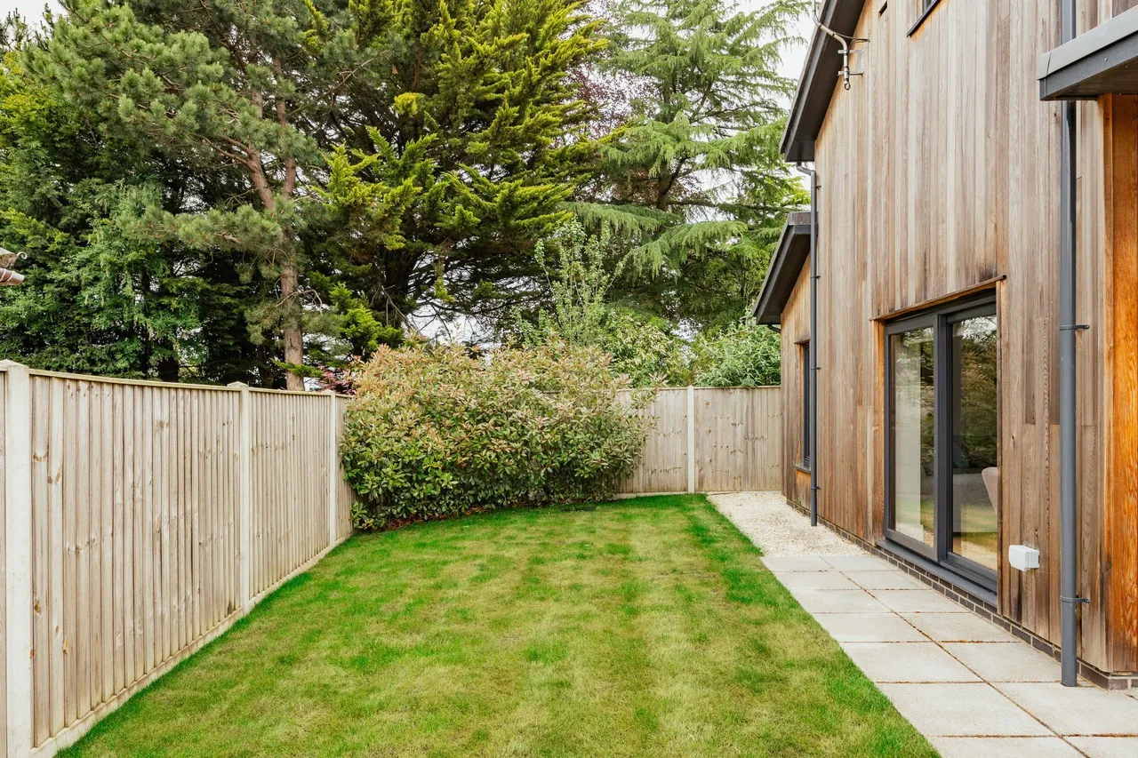 Contemporary Detached Home in Holt, photo 5