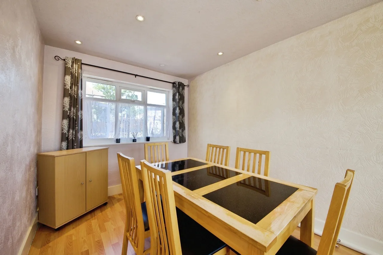 Cowper Gardens, London, N14, photo 9