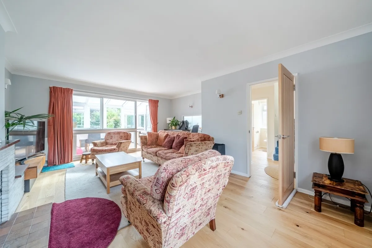Fishersdene, Claygate KT10, photo 3