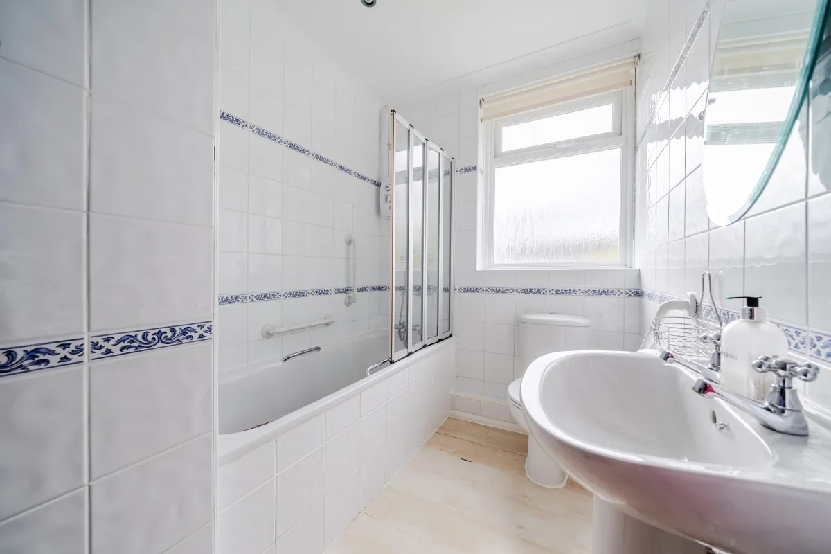 Fishersdene, Claygate KT10, photo 7
