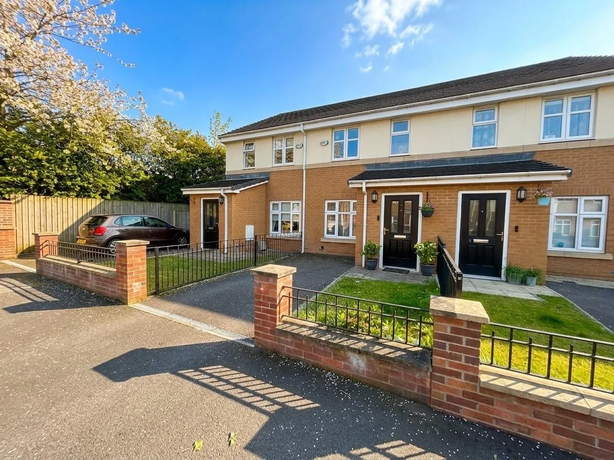 2 bed house for sale, Cornfield Drive, Manchester