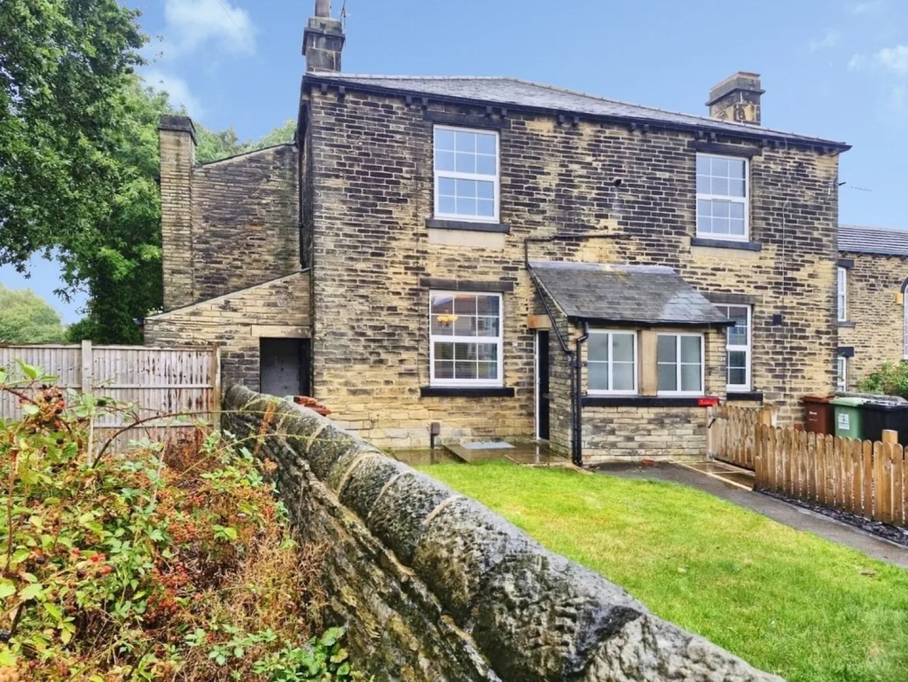 2 bed house to rent — Bath Lane, Bramley, Leeds