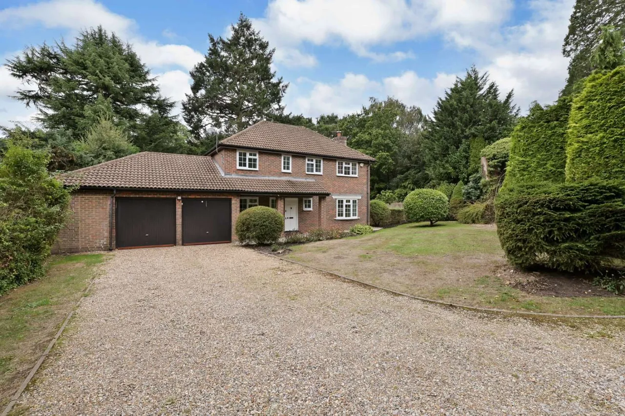 4 bed house to rent — Parkfield, Chorleywood, Rickmansworth, Hertfordshire, WD3 5AZ