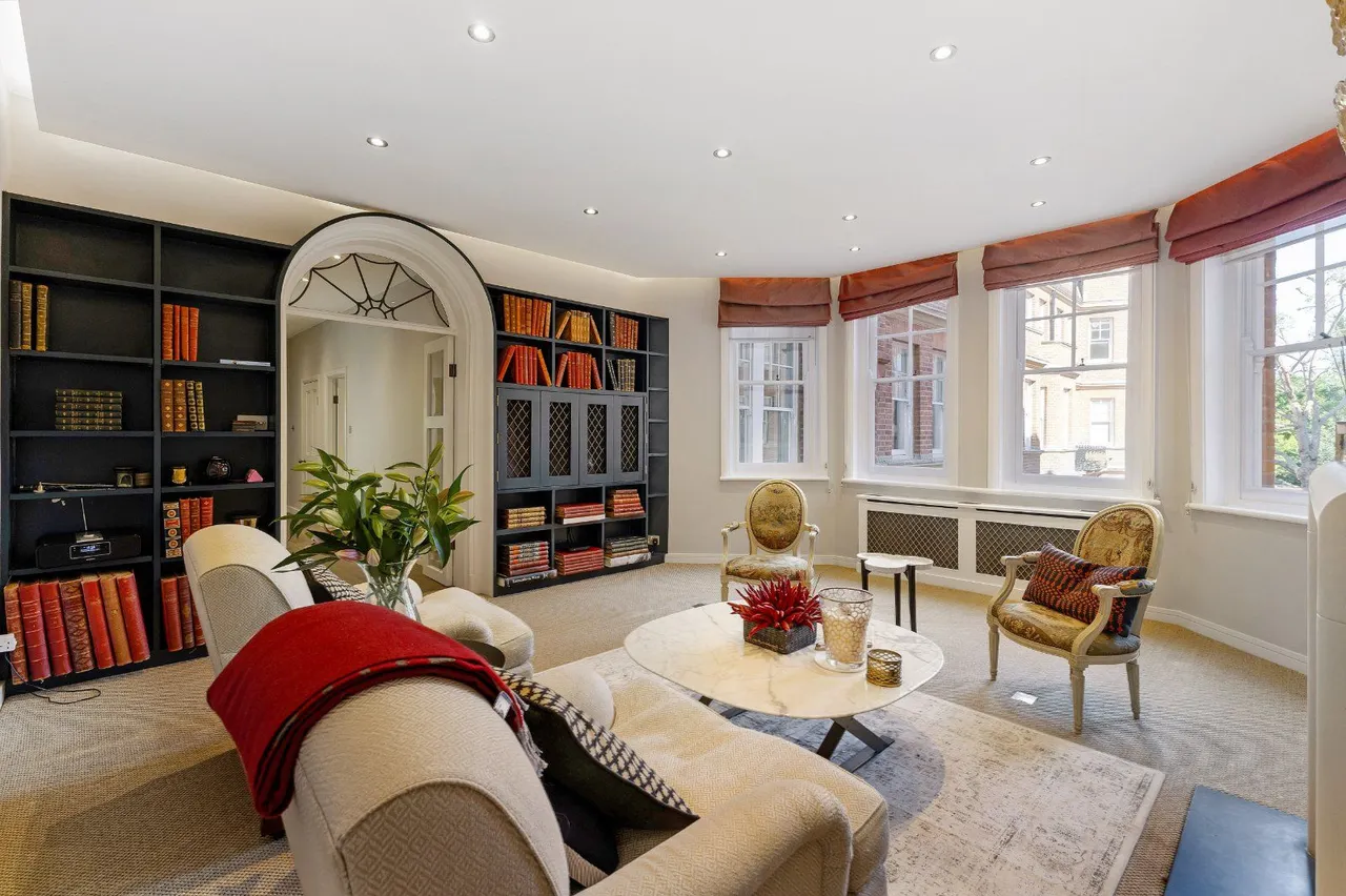4 bed flat for sale — Cheyne Court, Chelsea, London, SW3 5TT