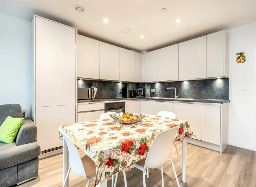 Selbourne Avenue, Hounslow, TW3, photo 3