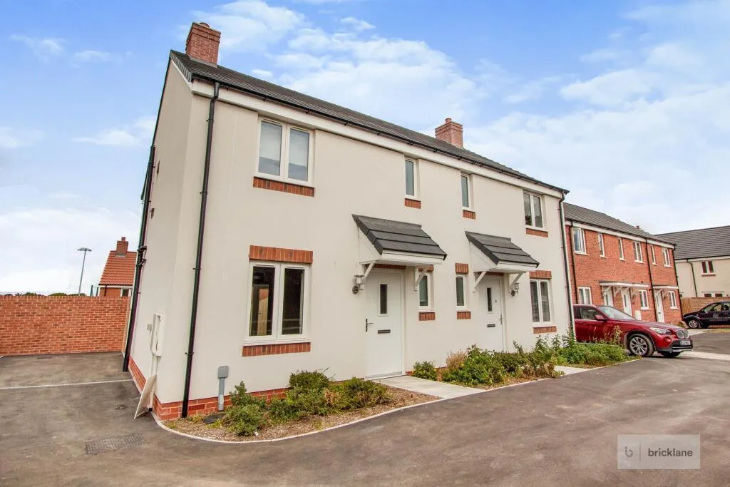 3 bed house to rent — Narcissus Way, Lyde Green, Bristol