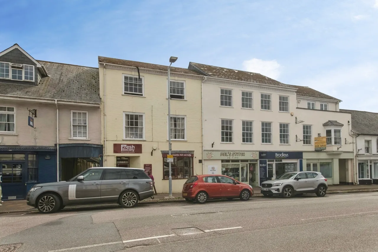 2 bed flat for sale, High Street, Honiton, EX14