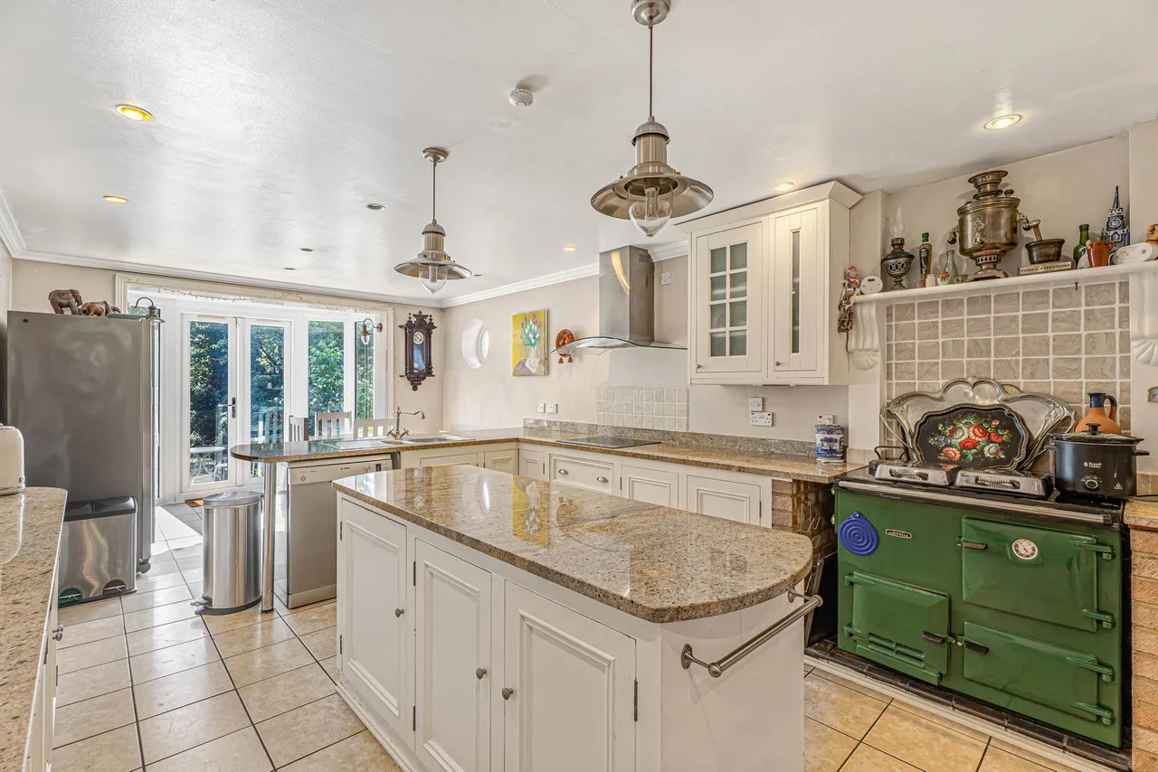 Hanworth Road, Hounslow, TW3, photo 2