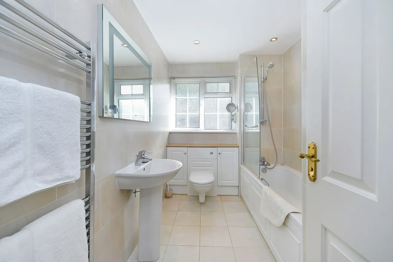 Broad Walk, Cranleigh, GU6, photo 16