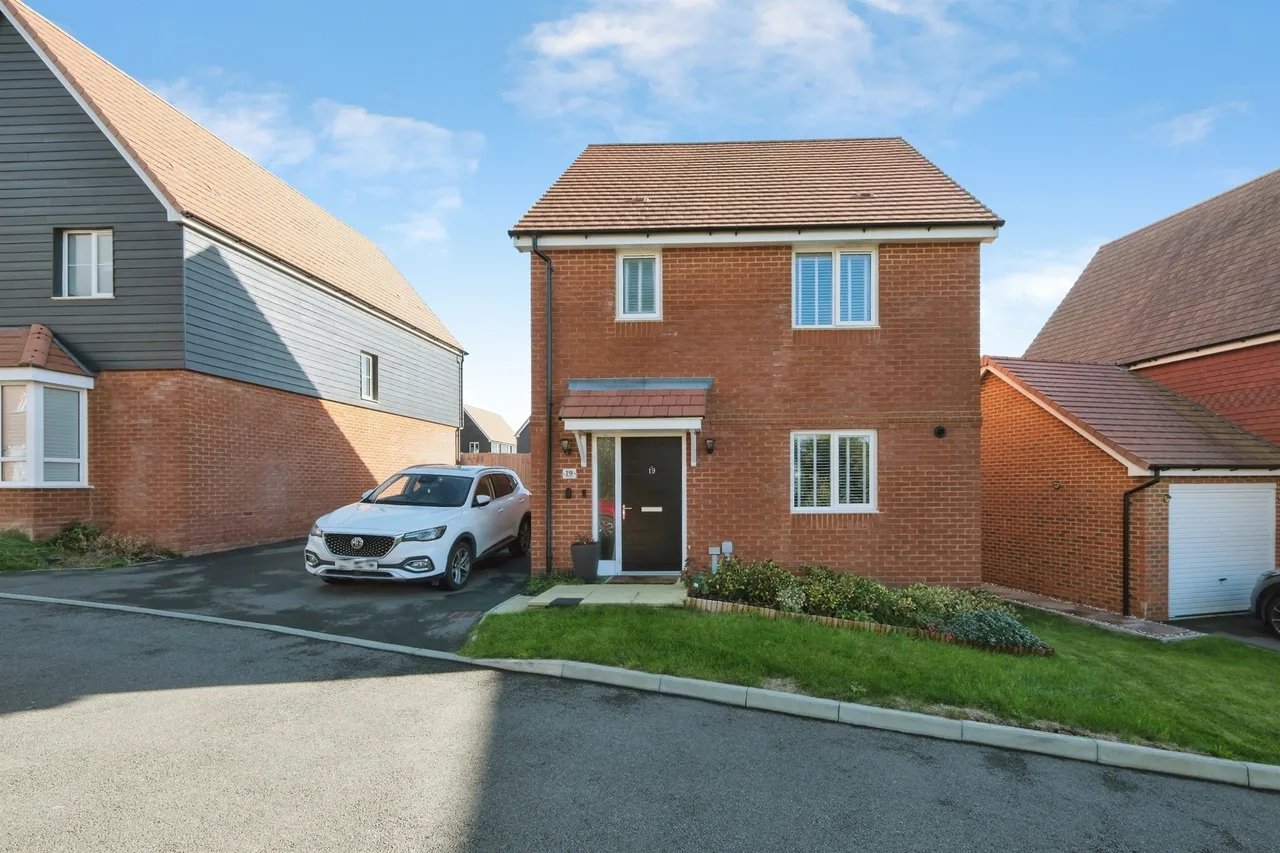 3 bed house for sale, Millstone Drive, Hailsham, BN27