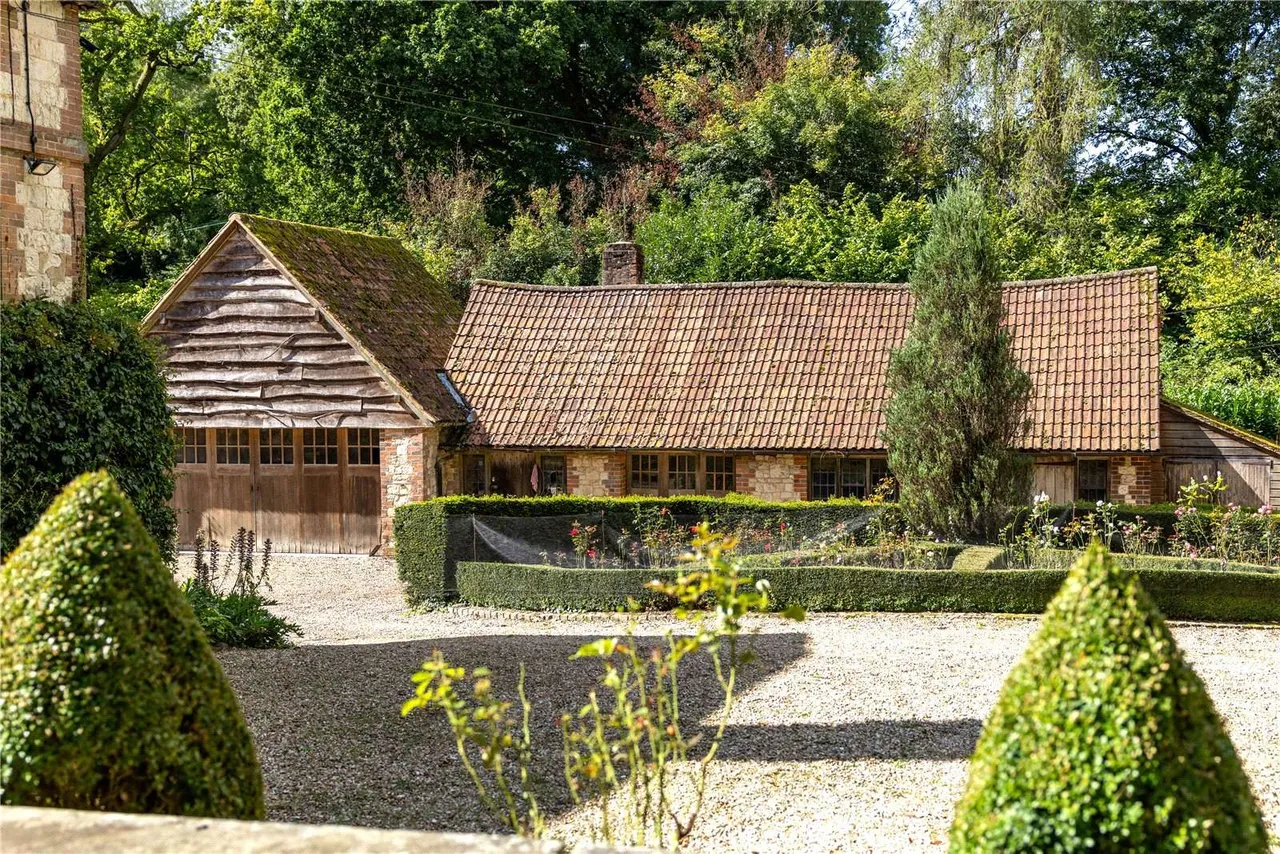 South Hay, Kingsley, Bordon, Hampshire, GU35 9NR, photo 5