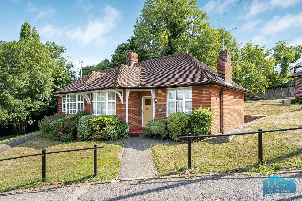 2 bed house for sale, Hammers Lane, London, NW7