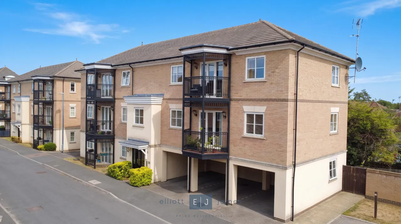 2 bed flat for sale — Buckingham Road, Epping
