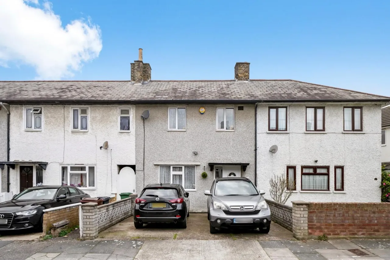 3 bed house for sale — Greenway, Dagenham, RM8
