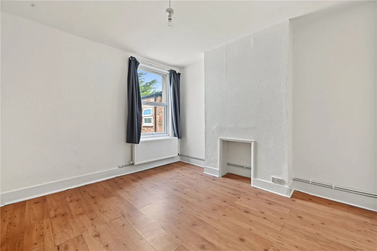 3 bed flat to rent, Deacon Road, London, NW2
