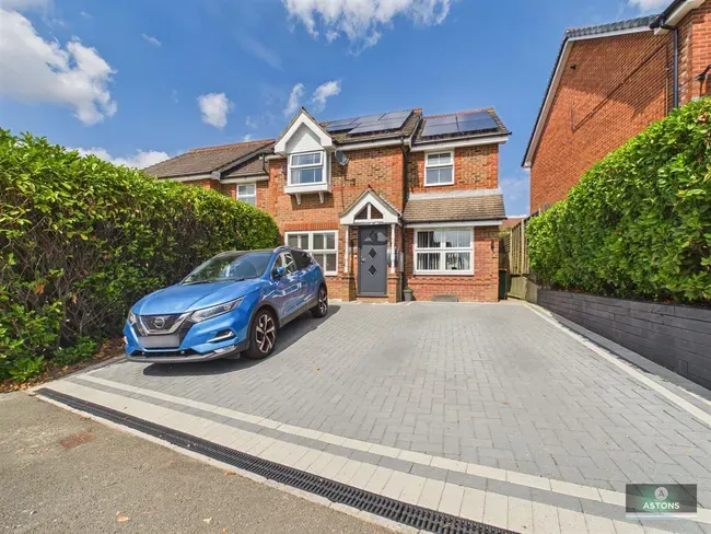 3 bed house for sale — Milborne Road, Maidenbower, Crawley
