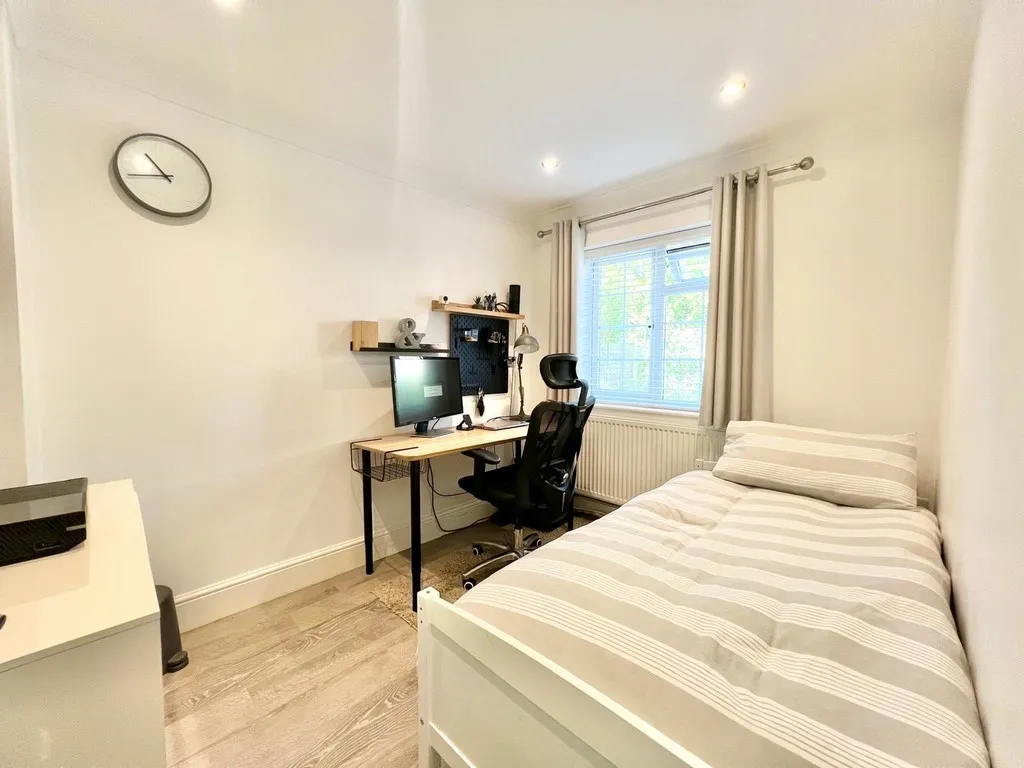Mytchett, Camberley, photo 10