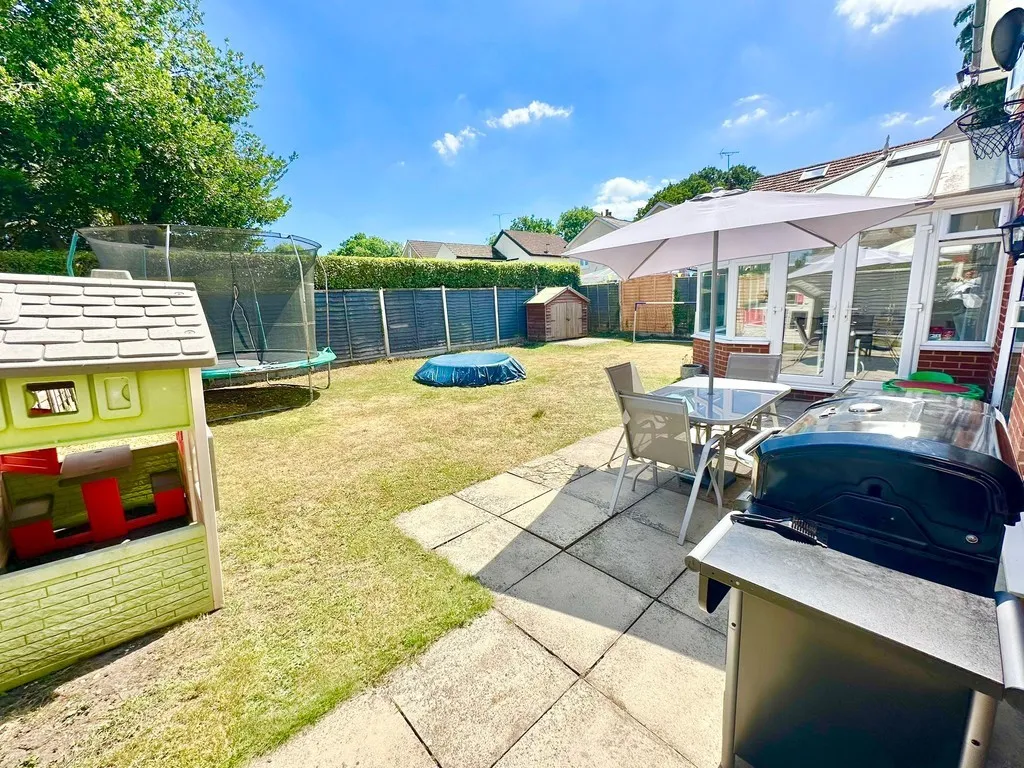 Mytchett, Camberley, photo 3