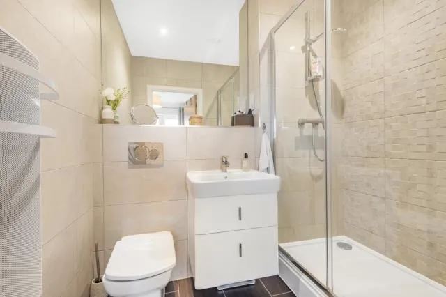 Dyas Road, Sunbury-On-Thames, TW16, photo 9
