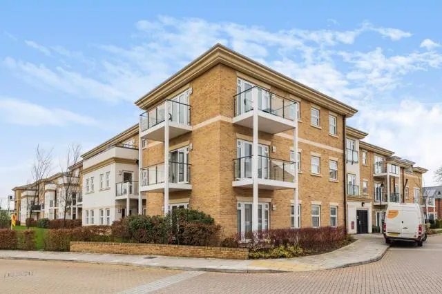 2 bed flat for sale, Dyas Road, Sunbury-On-Thames, TW16