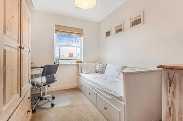 Dyas Road, Sunbury-On-Thames, TW16, photo 7
