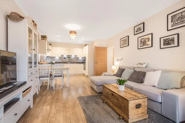 Dyas Road, Sunbury-On-Thames, TW16, photo 2