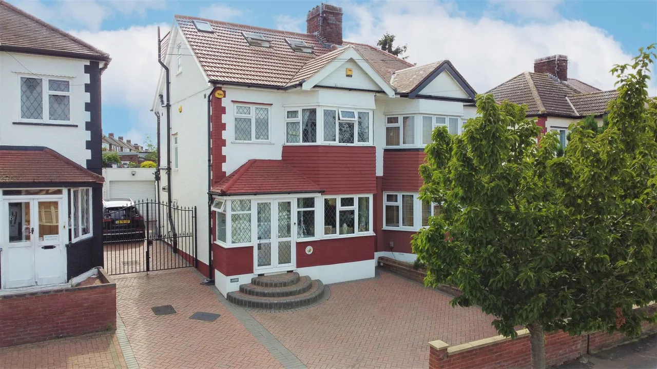 4 bed house for sale, Kensington Drive, Woodford Green, IG8