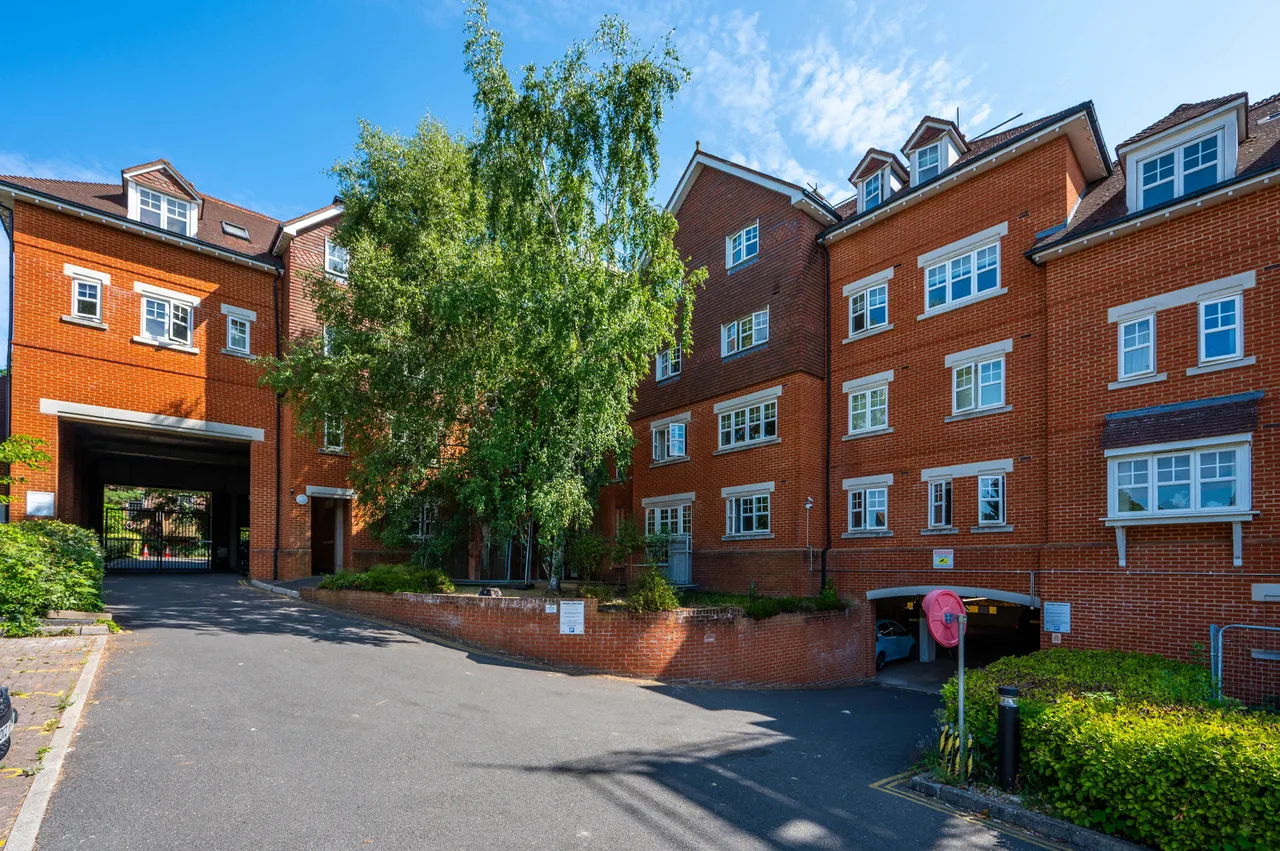2 bed flat for sale — 55 Abingdon Court, 9 Heathside Road, Woking