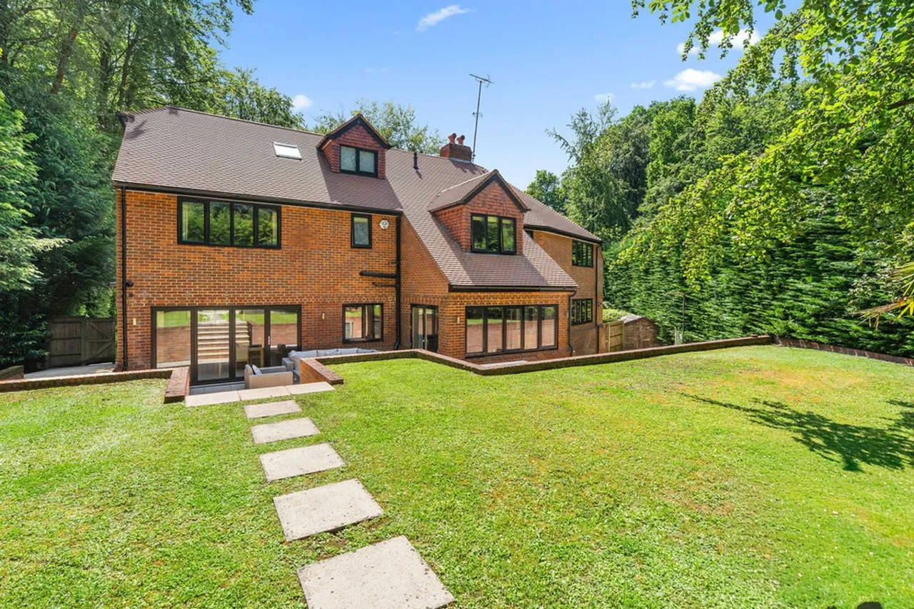 St. Johns Road, Hazlemere, HP15, photo 4
