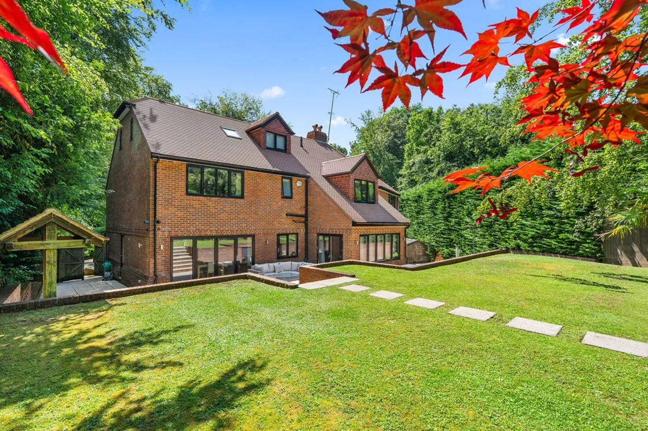 St. Johns Road, Hazlemere, HP15, photo 10