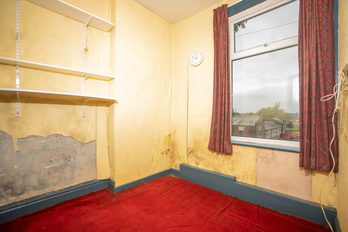 Oldham, OL2, photo 5