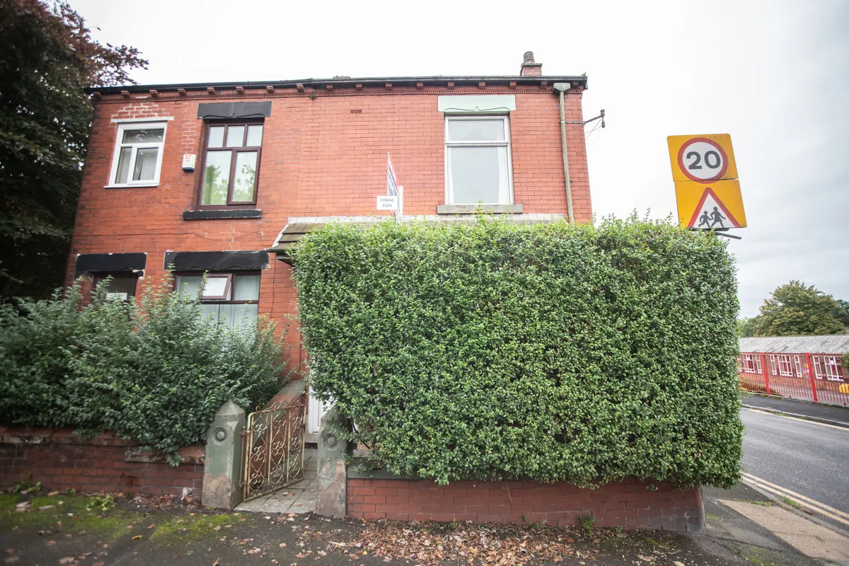Oldham, OL2, photo 14