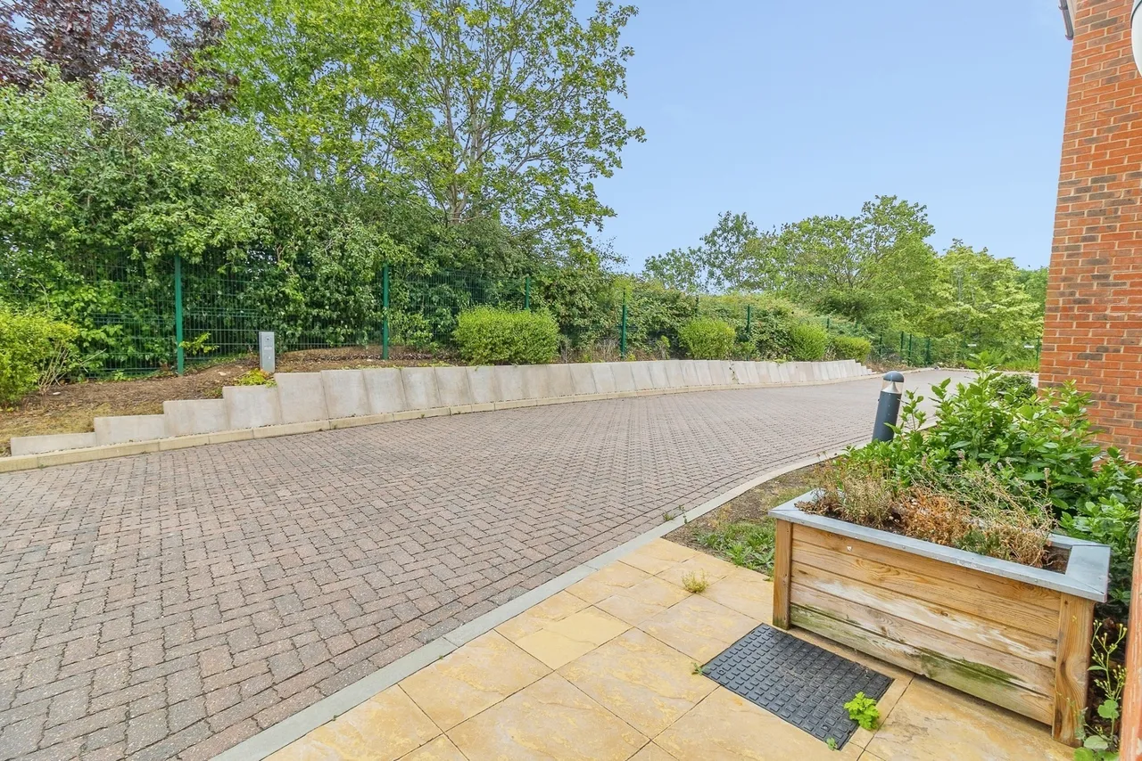 Barnsdale Drive, Westcroft, Milton Keynes, Buckinghamshire, MK4, photo 17