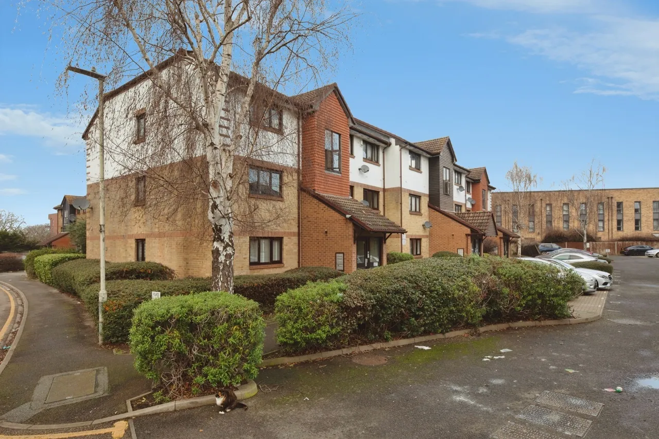 1 bed flat for sale — Waterside Close, Barking, IG11