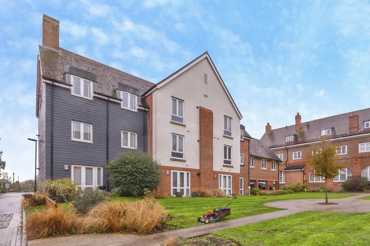 2 bed flat for sale, Abbess Way, Waterlooville, PO7