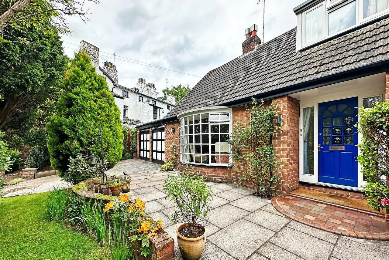 Brereton Close, Bowdon, Cheshire WA14 3AU, photo 4