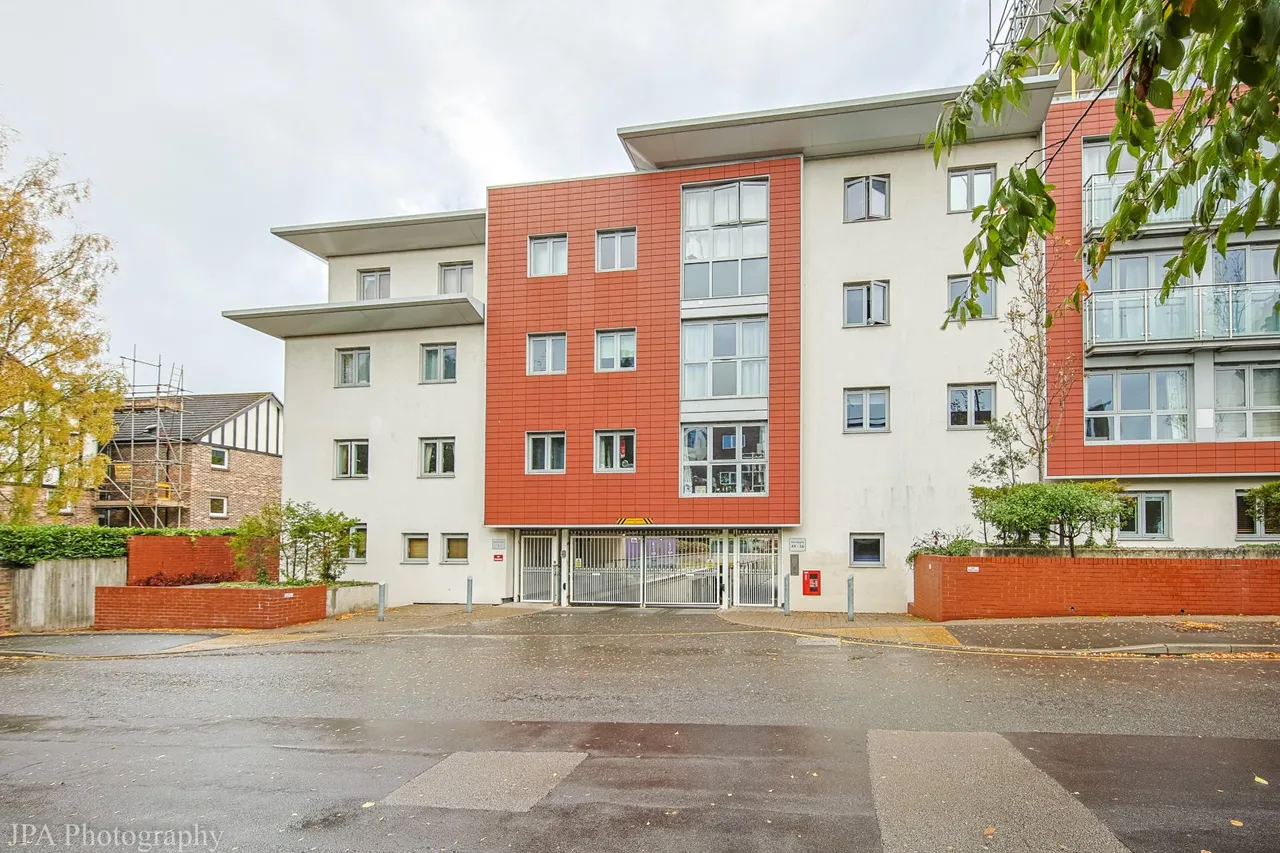 2 bed flat to rent, Constitution Hill, Woking, GU22