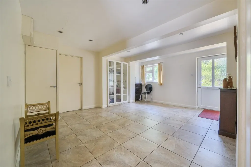 Woodford Close, Caversham, photo 3
