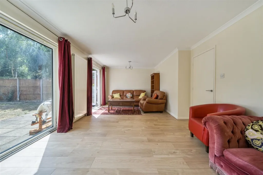 Woodford Close, Caversham, photo 6