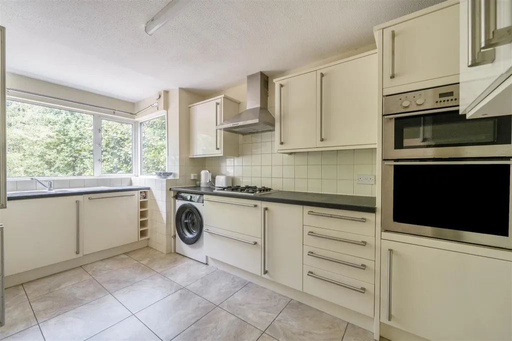 Woodford Close, Caversham, photo 10