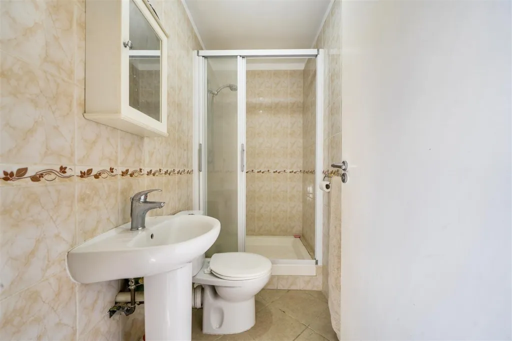 Woodford Close, Caversham, photo 11