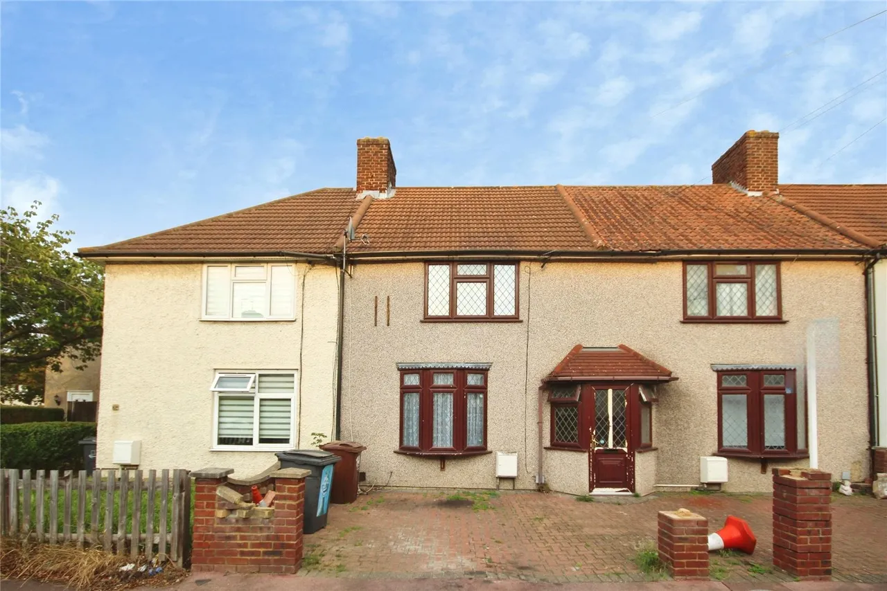 2 bed house to rent, Hunters Hall Road, Dagenham, RM10