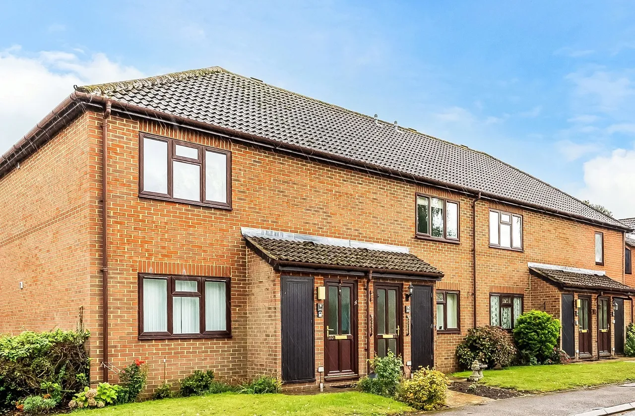 1 bed property for sale, Milton Court Lane, Dor, RH4