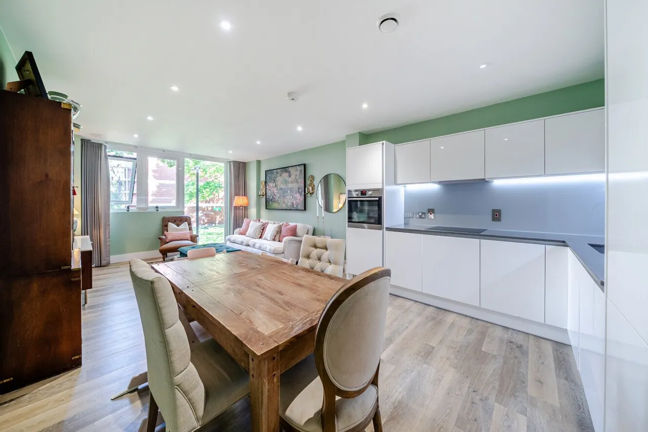 2 bed flat for sale, Hyde Lane, Battersea, SW11