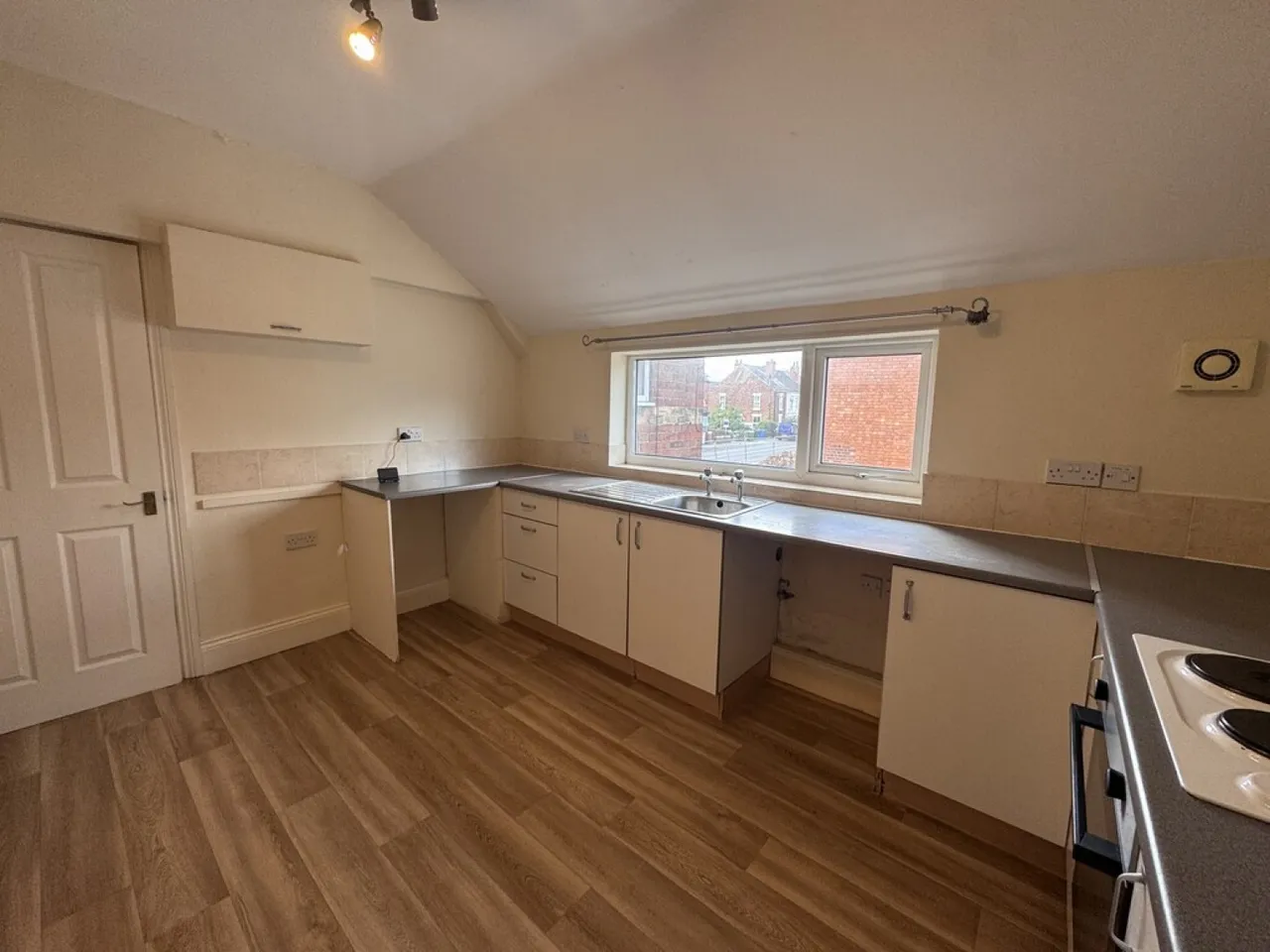 The Victoria Apartment, 84 Newcastle Avenue, photo 4