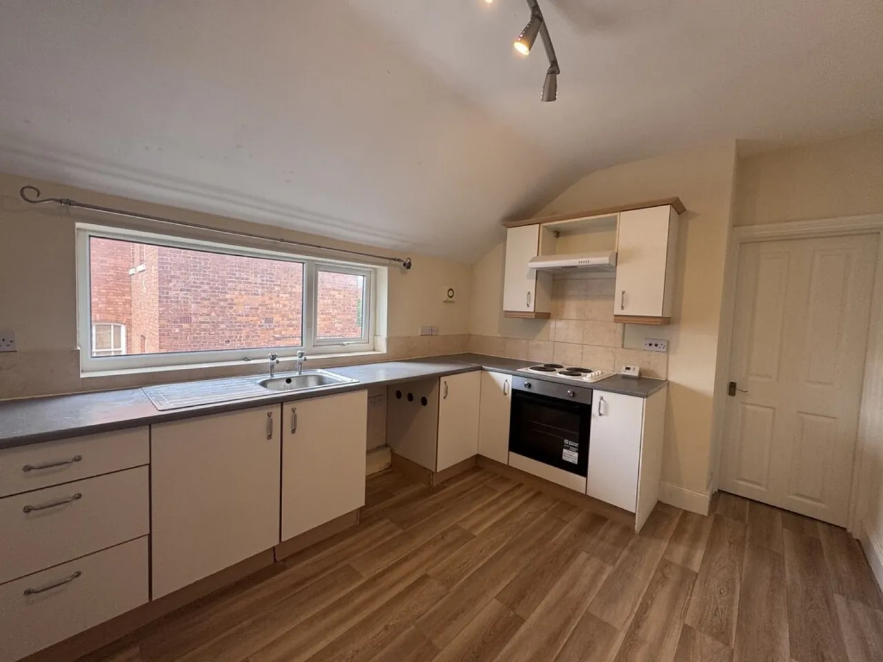 The Victoria Apartment, 84 Newcastle Avenue, photo 3